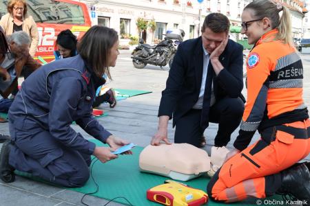 Predstavitev postopkov oživljanja in uporabe defibrilatorja na Glavnem trgu v Kamniku (31)